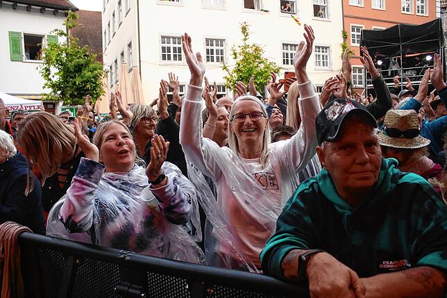 Bild 13: Kerstin Ott begeistert 2200 Fans vor dem Schloss