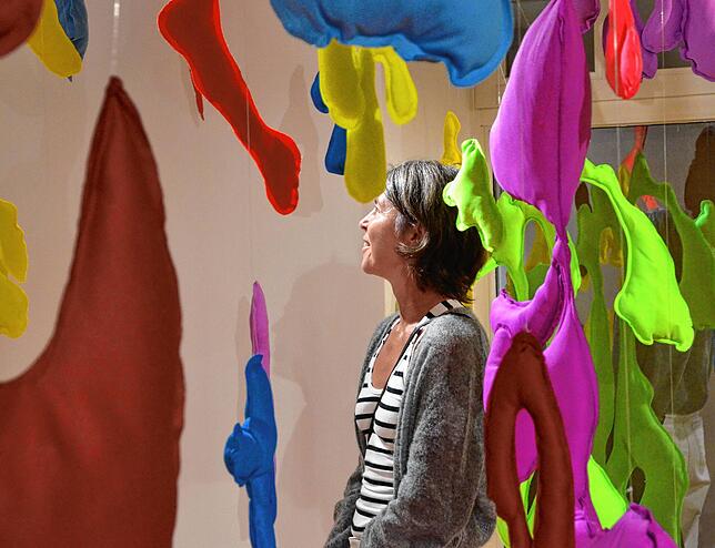 Kunst als Fröhlichmacher – zu sehen ist diese von einer Besucherin genossene Installation in der aktuellen Ausstellung des Kunstvereins ...