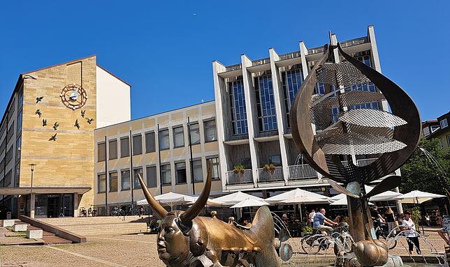 Sitz der Verwaltung: Das Rathaus Friedrichshafen will künftig Stellen auf- statt abbauen.