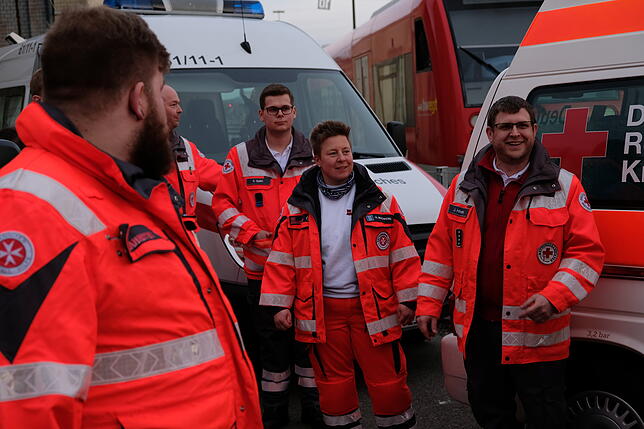 Die Einsatzleiter Natalie Buchhorn und Jan Hinrichs danken den ehrenamtlichen Helfern.