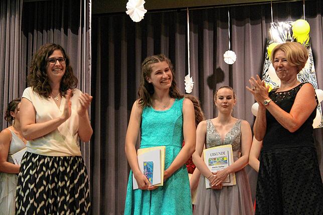Ein hervorragendes Abschlusszeugnis mit 1,0 erreichte Sarah Raif (Mitte). Es gratulierten Klassenlehrerin Nicole Markhardt (links) und ...