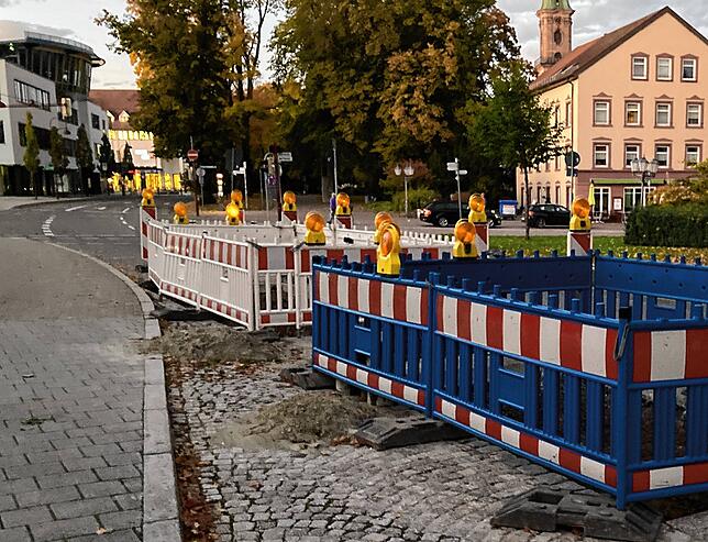 Vor der Kreuzung fließt der Verkehr zweispurig durch den Benediktinerring (Hintergrund). Dann ist plötzlich Schluss und die Baustelle ...
