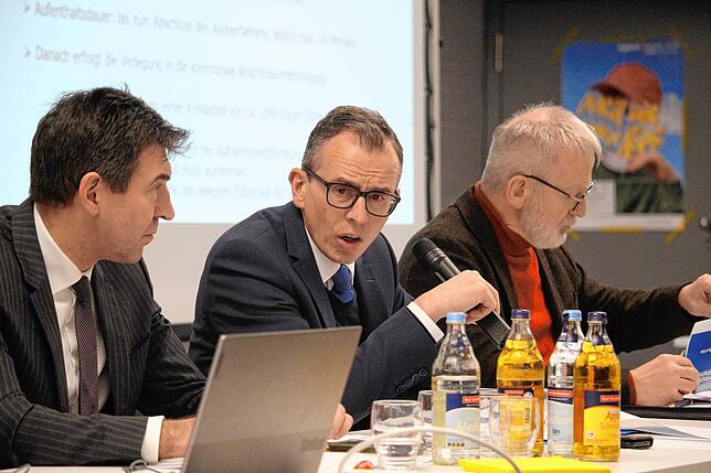 Wann kommen die Flüchtlinge, wie viele werden es sein und wie lange bleiben sie? Oberbürgermeister Erik Pauly (von links), Landrat Sven ...