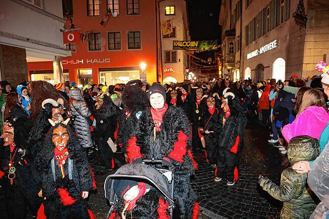 Bild 21: Jetzt geht&lsquo;s richtig los &ndash; Beim Butzenlauf startet die närrische Hochzeit