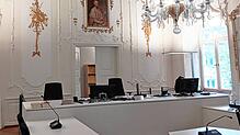Kurz vor Beginn der Verhandlung sind alle Plätze im Verhandlungssaal des Amtsgerichts leer. Wenig später wird hier wegen des Vorwurfs ...