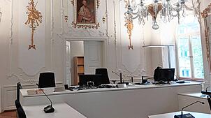 Kurz vor Beginn der Verhandlung sind alle Plätze im Verhandlungssaal des Amtsgerichts leer. Wenig später wird hier wegen des Vorwurfs ...