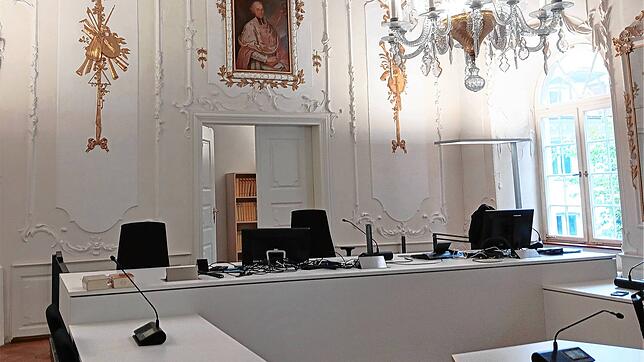 Kurz vor Beginn der Verhandlung sind alle Plätze im Verhandlungssaal des Amtsgerichts leer. Wenig später wird hier wegen des Vorwurfs ...