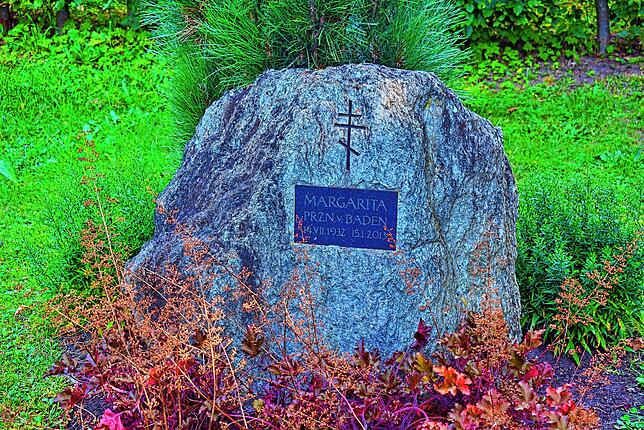 Auf dem Stein für Margarita Prinzessin von Baden (1932 bis 2013) ist ein orthodoxes Kreuz angebracht. Sie war anlässlich der Heirat mit ...