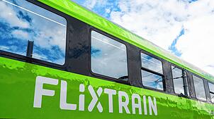 Ein Großraumwagen des Unternehmens Flixtrain.