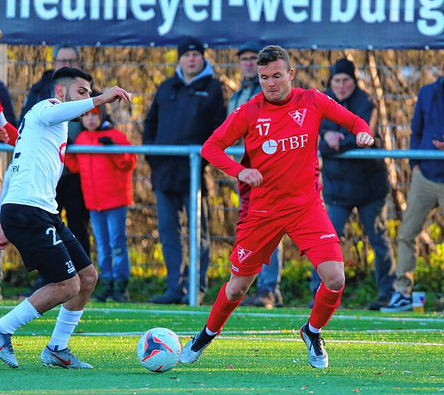 Der Noch-Rielasinger Benjamin Winterhalder (rechts) im Spiel gegen den FC 08 Villingen.