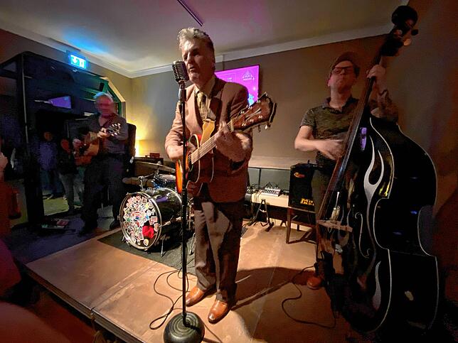 Im Twist Hoch 2 spielt der Gitarrist Jake Calypso.