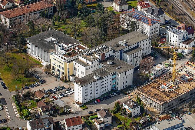 Das Krankenhaus Radolfzell, aufgenommen im Frühjahr. Ein Neubau soll in Zukunft sowohl diese Klinik, als auch jene in Singen ersetzen ...