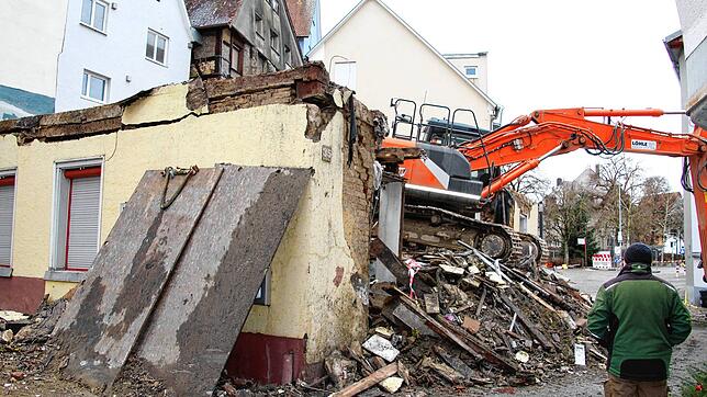 Bereits einen Tag nach dem verheerenden Brand wurde das schwerbeschädigte Wohnhaus in der Meßkircher Altstadt abgerissen.