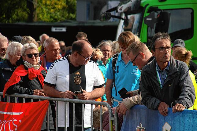 Viele Zuschauer säumen regelmäßig die gesamten Laufstrecke.