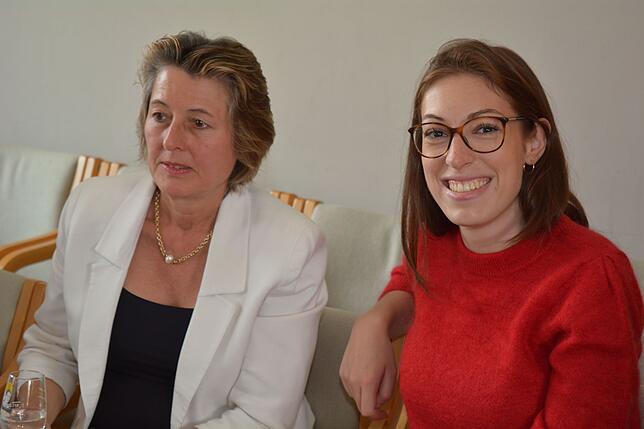 Burgherrin Julia Naeßl-Doms (links) schaffte es für die CDU locker wieder in den Rat, ihre Tochter Laura freut sich für sie.