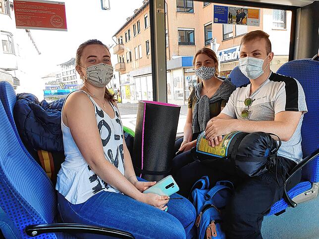 Eineinhalb Stunden länger als normalerweise brauchen Sven Brosch, Muriel Münstermann (Mitte) und Sarah Krappel nun für ihre Bahnfahrt ...