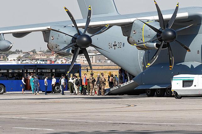 Ankunft eines Airbus A400M der Bundeswehr mit Schutzbedürftigen aus Kabul. Die Bundeswehr hat weitere deutsche Staatsbürger und ...
