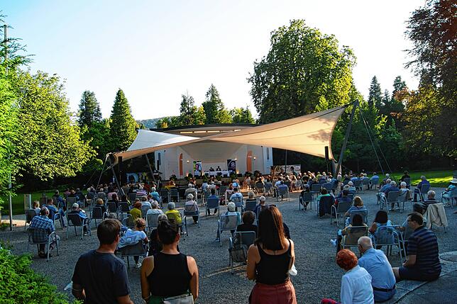 Insgesamt fanden am Freitagabend rund 300 Bürger den Weg in den Schlosspark, wo die Wahlkampfveranstaltung der CDU bei bestem Wetter ...