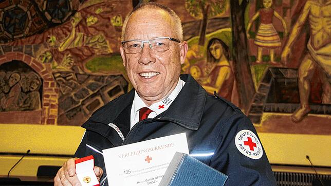 Blut zu spenden ist für Günter Dreher eine Selbstverständlichkeit: Bei der diesjährigen Blutspender-Ehrung wurde er mit der Ehrennadel ...