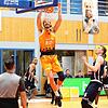 Daniel Mayr (am Ball) lässt es für die Schwenninger krachen. Der 2,18-Meter-Center erzielte 13 Punkte und zeigte seine bisher beste ...