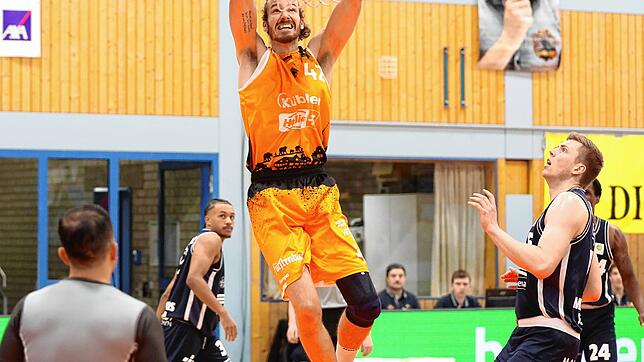 Daniel Mayr (am Ball) lässt es für die Schwenninger krachen. Der 2,18-Meter-Center erzielte 13 Punkte und zeigte seine bisher beste ...