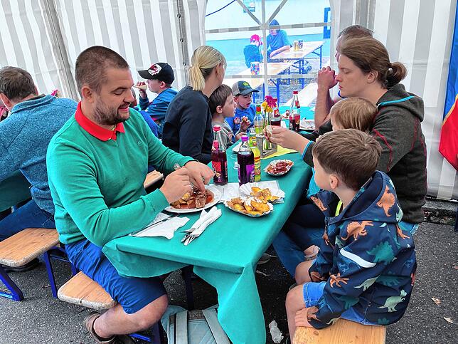 Gemeinderat Benjamin Glunk und Familie lassen es sich im Zelt der Gauchenzunft schmecken. Es gibt Schaschlik, Kartoffelecken und Currywurst.
