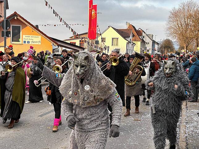 Bild 1: 50. Gründungstag der Mimmenhausener Bierkärhexen: Unsere Bildergalerie vom Umzug in Mimmenhausen