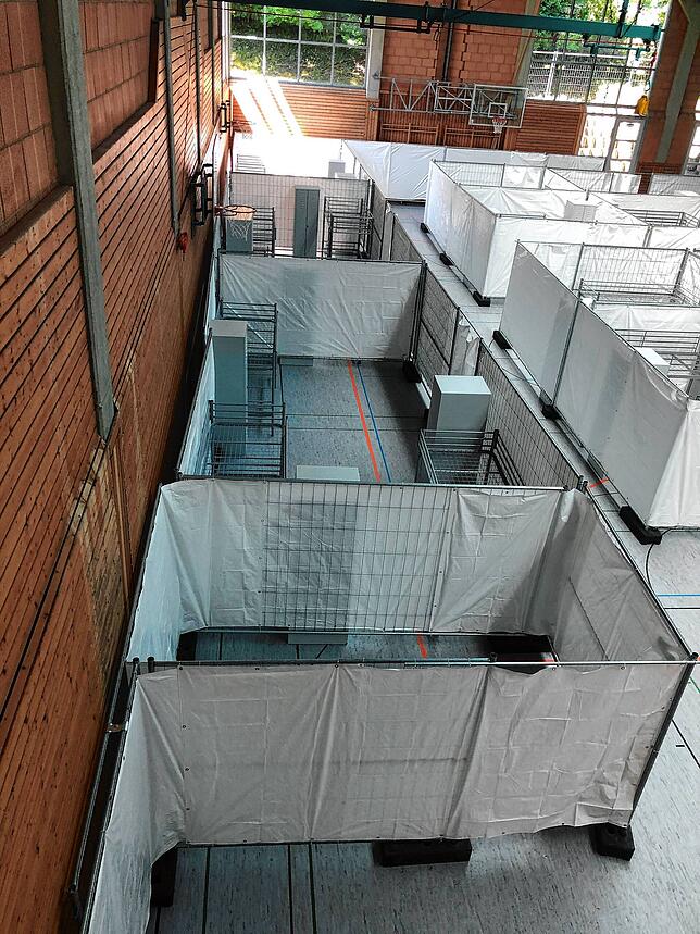 180 Betten verteilt auf mehrere Wohnboxen stehen jetzt dort, wo in der Kreissporthalle normal trainiert wird.