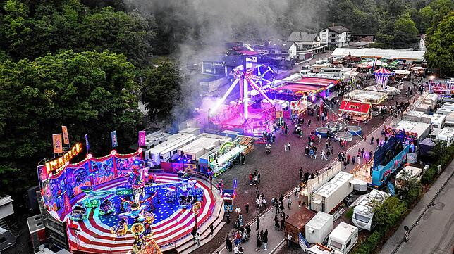Das Archivbild von 2022 zeigt den Rummelplatz der Waldshuter Chilbi von oben. In diesem Jahr gibt es ein Riesenrad.