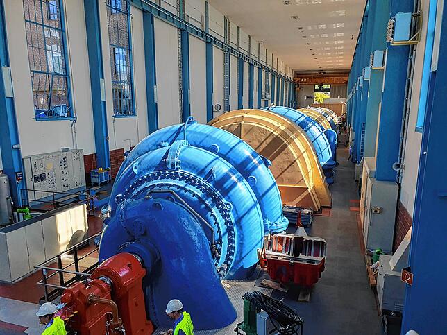 Blick in das Maschinenhaus des Pumpspeicherwerks Waldshut mit seinen vier Turbinen, die Strom aus dem Wasser des Schluchsees produzieren.
