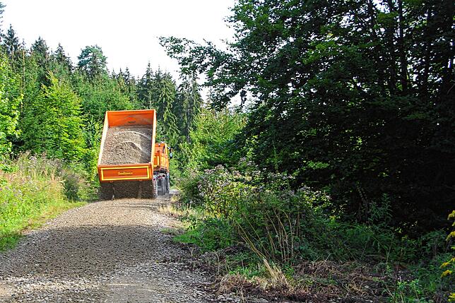 Das Unternehmen Berenbold aus Zussdorf kiest die Waldwege am Gehrenberg.