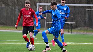 Matchwinner: Noel Zipfel (links, gegen David Huber) sicherte mit seinem Treffer zum 1:0-Erfolg bei den SF Schliengen dem FC Hochrhein ...