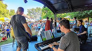 Während auf der großen Bühne umgebaut wird, heizt die Brachenreuther Schulband den BOA-Besuchern ein. So kommt keinen Augenblick ...
