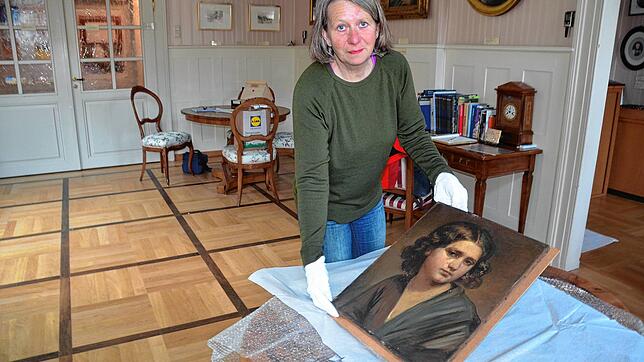 Nach einiger Aufregung hält Elisabeth Kaiser das ersteigerte Gemälde von Hermann Winterhalter in den Händen. Bevor es aber im Museum ...