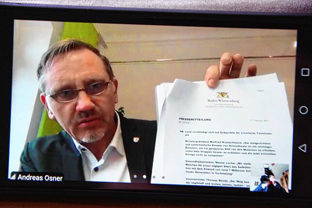 Die ganze Sozialverwaltung stöhnt unter den neuen Verordnungen des Landes. Bürgermeister Andreas Osner zeigt Papiere, durch die sich er ...