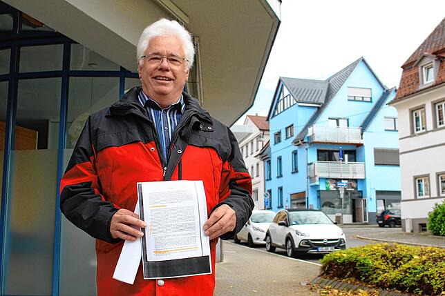 Neudingens Ortsvorsteher Klaus Münzer hält einen Abzug aus einer wissenschaftlichen Fach-Veröffentlichung in der Hand. Darin wird ...