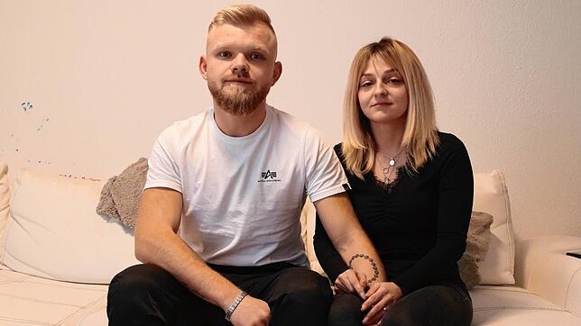 Luisa F. neben ihrem Lebensgefährten Jonas M. Nach dem Tod ihrer Mutter hat sie einen Spendenaufruf für die Beerdigung und die Zukunft ...
