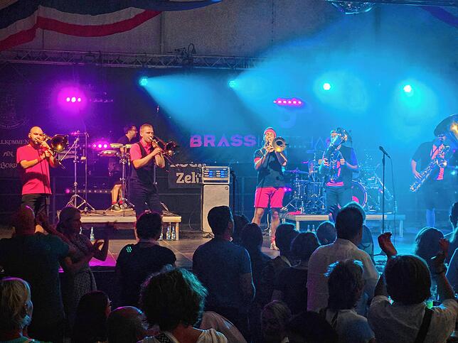 Bild 10: Chilbi 2024: Gute Laune beim Brassabend mit Brasstastisch und Brasslufthamma