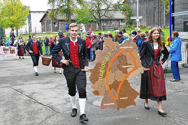 Bild 7: Ein toller Festumzug lockt Besucher zum Kreiserntedankfest nach Mundelfingen