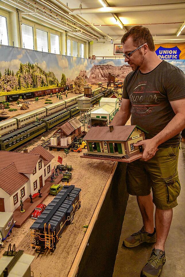 Oliver Jöst ist selbst Modellbahner und extra aus Cuxhaven angereist, um seinen Freunden aus dem Schwarzwald beim Packen zu helfen.