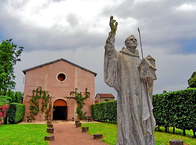 Eine Statue von Robert de Molesme, Gründer des Zisterzienserordens, steht heute in Cîteaux, doch von der ursprünglichen Klosteranlage ...