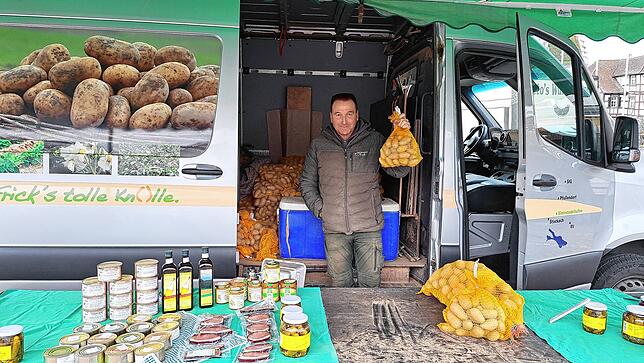 Dieter Frick hat seinen Stand derzeit auf dem Marktplatz. Präferieren würde er aber die Hauptstraße: „Dann ist alles eng beisammen und ...