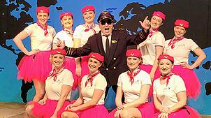 Uli Meier ließ sich als Bruchpilot und späterer Kapitän der Tussi-Airline gerne mit seiner Crew ablichten.