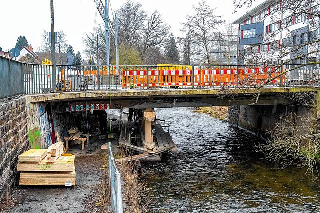 Hier der Blick unter die Brücke.
