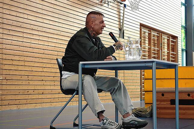 Janez Ekart, ehemaliger Chef einer Bandidos-Gruppe, berichtet den Schülern der Constantin-Vanotti-Schule von seinem Leben als Rocker und ...