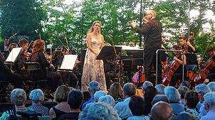 Die Sängerin Florence Losseau und das Sinfonieorchester Biel Solothurn beim zweiten Abend der Open Classics. Foto: Roswitha Frey
