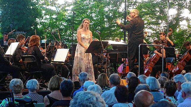 Die Sängerin Florence Losseau und das Sinfonieorchester Biel Solothurn beim zweiten Abend der Open Classics. Foto: Roswitha Frey