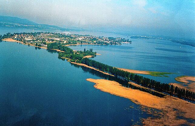 Damals: Auch von Oben ist zu erkennen: Es leuchtet wasserblau durch die Bäume des Damms zur Insel Reichenau. Er liegt unter Wasser.