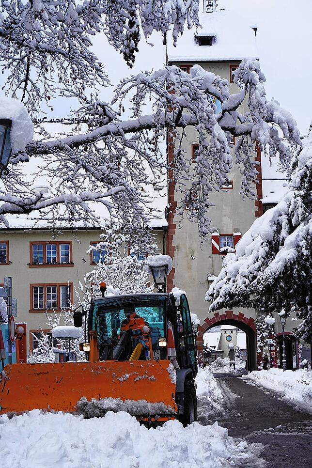 Vor dem Oberen Tor in Waldshut räumt ein Pflug Schneemassen beiseite. Im Hintergrund ist durch den Torbogen die verschneite Innenstadt ...
