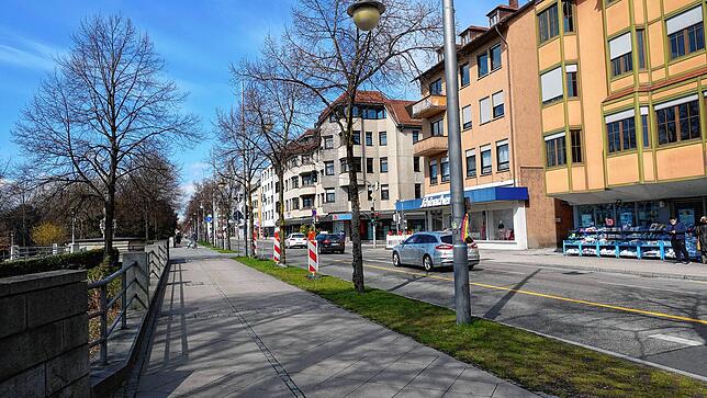 17,4 Meter breit ist die Friedrichstraße. Nur noch zwei Fahrbahnen sind vorgesehen, auf denen Tempo gilt. Der Fuß- und Radweg soll ...